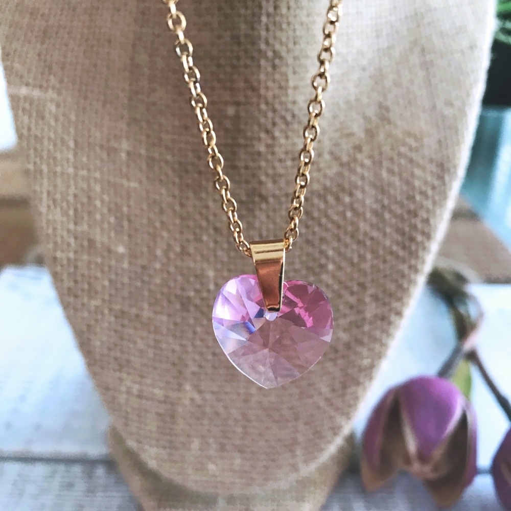 Dainty necklace with Swarovski Heart